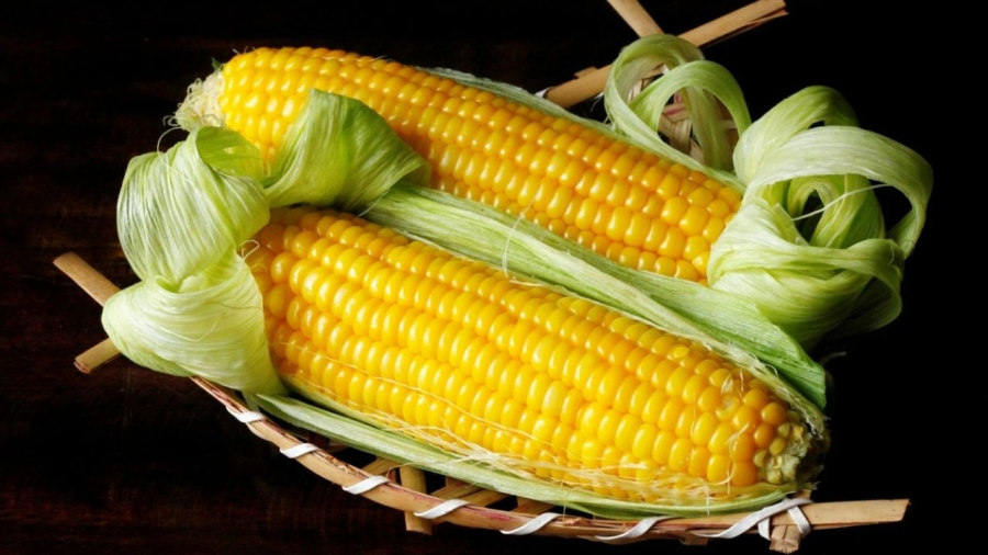 Khi luộc ngô, bạn có thể thêm một chút muối và baking soda để ngô có vị ngột đậm đà và mềm dẻo hơn.