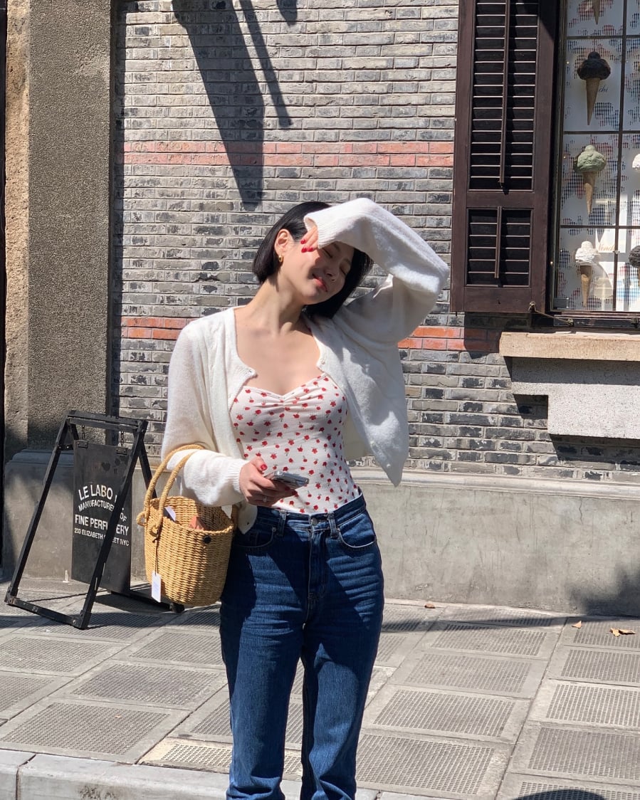 Các mẫu váy maxi bay bổng, váy babydoll trẻ trung hay áo sơ mi dáng rộng đều được điểm xuyết bằng những họa tiết hoa nhỏ xinh.