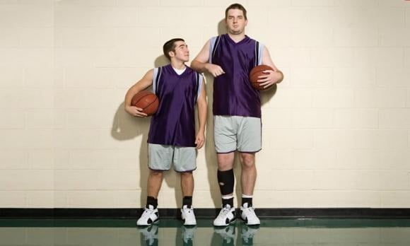 Xu hướng tương tự được ghi nhận trong nhiều nghiên cứu khác. Phân tích dữ liệu tử vong công bố năm 2003 trên tạp chí Elsevier chỉ ra rằng người thấp hơn ít gặp các bệnh mạn tính liên quan chế độ ăn uống, đặc biệt trong giai đoạn trung niên.    