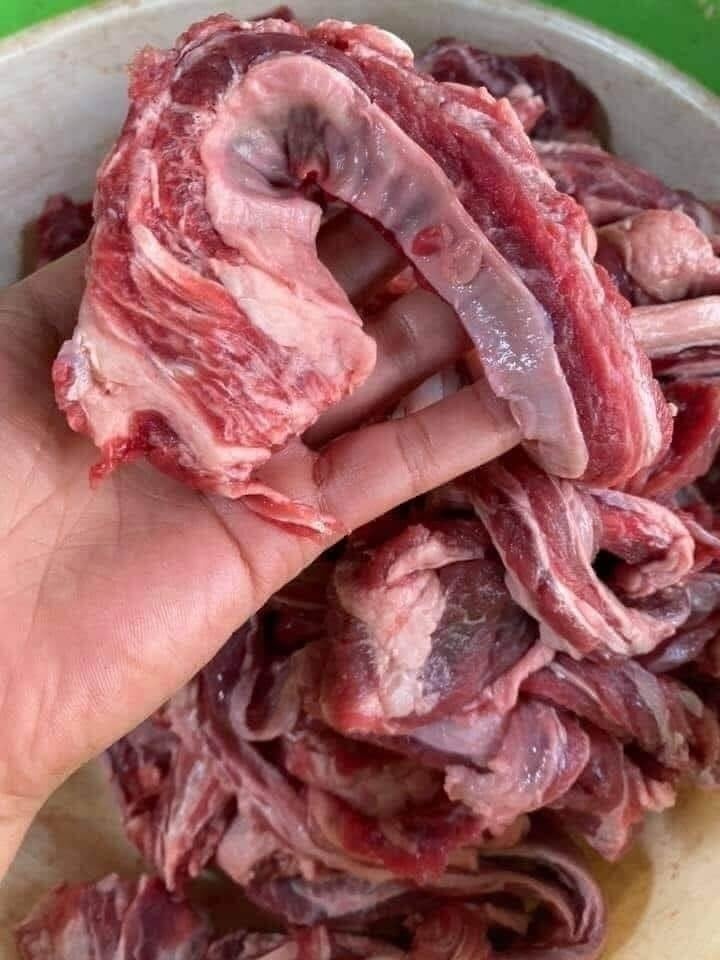 Khi ăn, thịt má heo có độ dai nhẹ, mềm nhưng không bở, càng nhai càng thấy vị ngọt đậm. Chính vì vậy nhiều người đánh giá đây là một trong những phần thịt ngon nhất của con lợn.    