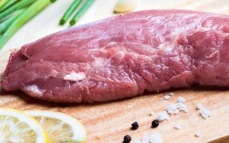 Thăn chuột nổi tiếng vì độ mềm gần như “tan trong miệng”. Đây là phần thịt rất ít mỡ, thớ thịt mịn và mềm hơn nhiều so với các phần thăn thông thường.