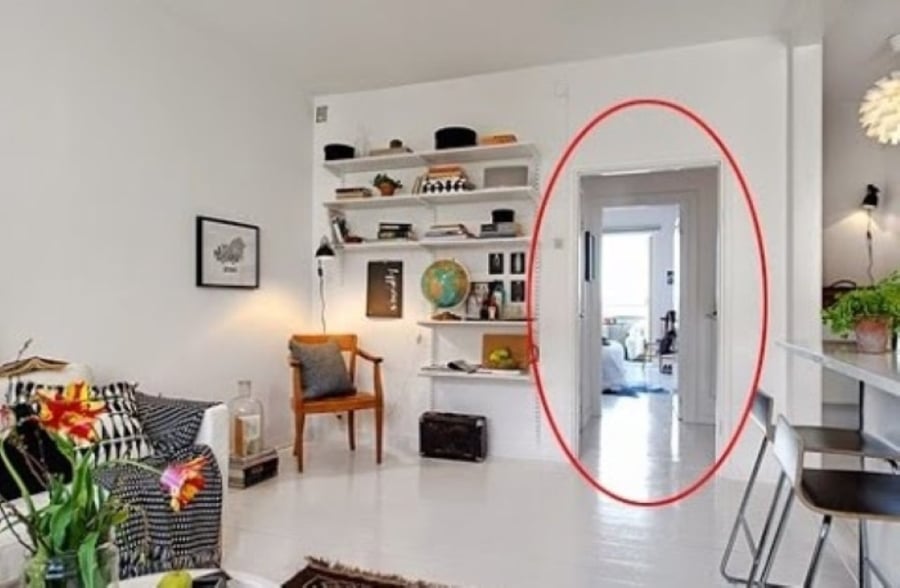 Cửa chính, phòng khách và cửa sổ thông nhau là một trong những sai lầm trong phong thủy nhà ở khiến gia đình lục đục. (Ảnh minh họa)