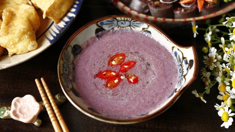 Khi vắt chanh vào mắm tôm và dùng đũa khuấy đều, hiện tượng sủi bọt sẽ xảy ra.