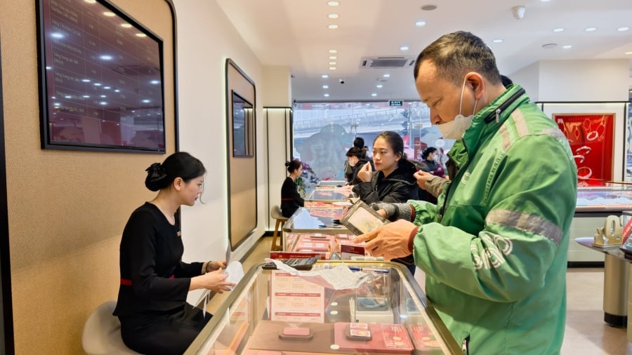 Trước giờ mở cửa phiên sáng 16/3, thị trường vàng trong nước ghi nhận diễn biến khá ổn định khi giá tại nhiều thương hiệu lớn gần như không thay đổi so với trước đó.    