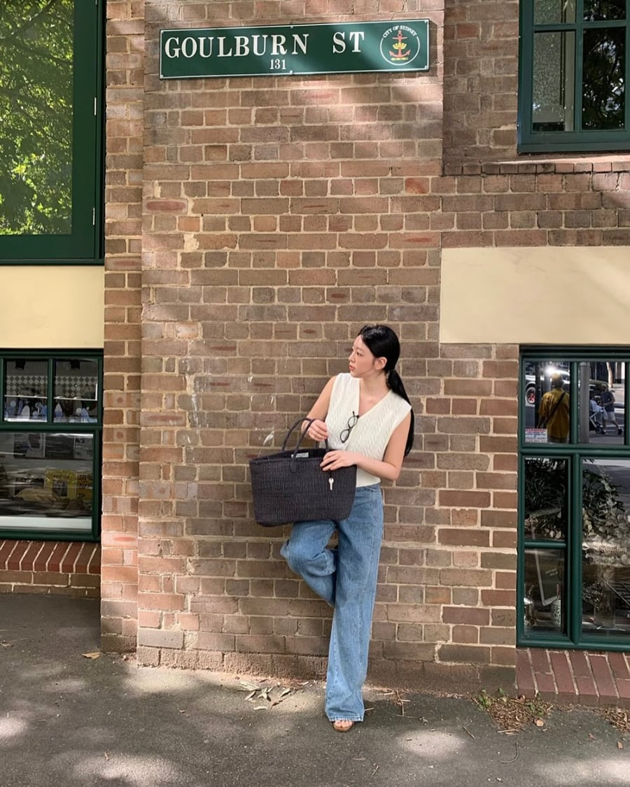  Khi kết hợp với quần jeans xanh, bộ trang phục trở nên hài hòa giữa sự đơn giản và nét hiện đại.