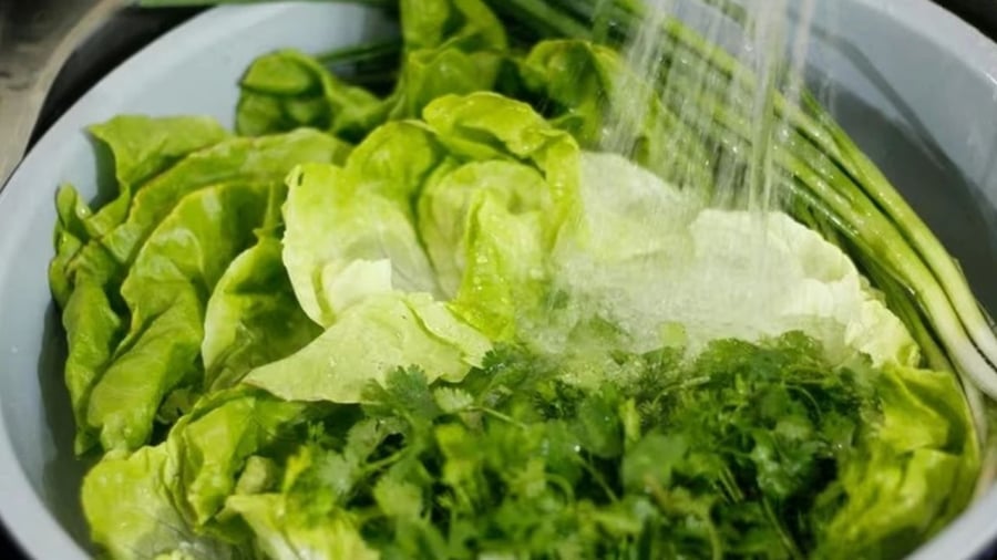 Ngâm rau trong nước muối không mang lại hiệu quả như nhiều người vẫn tưởng.