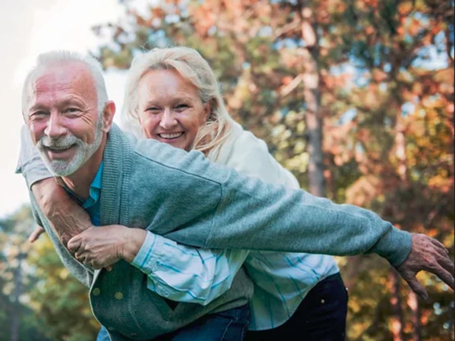 Tinh thần lạc quan lại chính là “liều thuốc” vô hình giúp kéo dài tuổi thọ. Ảnh minh họa