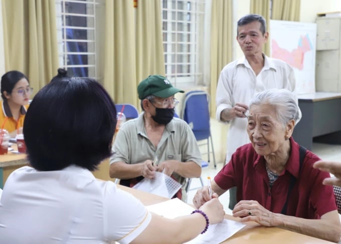 Tăng 4,5% và thêm 200.000 đồng/tháng cho các nhóm gồm cán bộ, công chức, viên chức, lao động, lực lượng vũ trang, cán bộ xã/phường không chuyên trách, người hưởng trợ cấp mất sức lao động, cán bộ cơ yếu và những trường hợp tương tự.