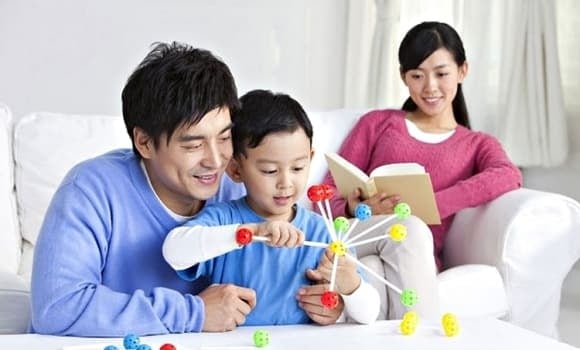 Những đứa trẻ lớn lên trong ngôi nhà mà tiếng tranh cãi luôn hiện diện, nơi bầu không khí căng thẳng và cửa phòng thường đóng sầm, dễ rơi vào trạng thái bất an.