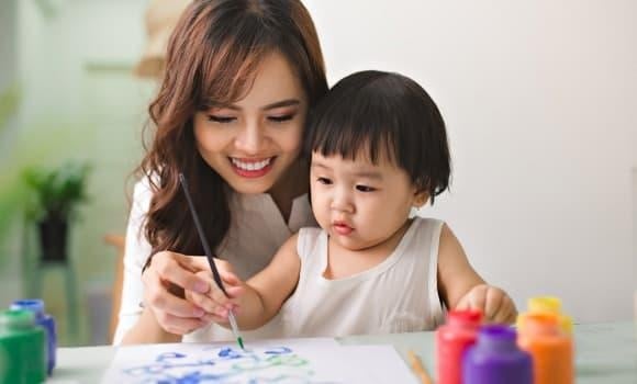 Trẻ quan sát hành động nhiều hơn lời nói. Nếu bạn dạy con phải tuân thủ luật giao thông nhưng chính bạn lại vượt đèn đỏ, hay khuyên con trung thực nhưng lại nói dối trước mặt trẻ, trẻ sẽ học theo hành động chứ không chỉ nghe lời.    