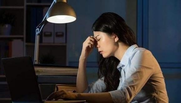 Trong những năm gần đây, không ít trường hợp gặp nguy hiểm khi thức khuya thường xuyên. Việc kéo dài thời gian thức khuya khiến não bộ luôn trong trạng thái hưng phấn, 