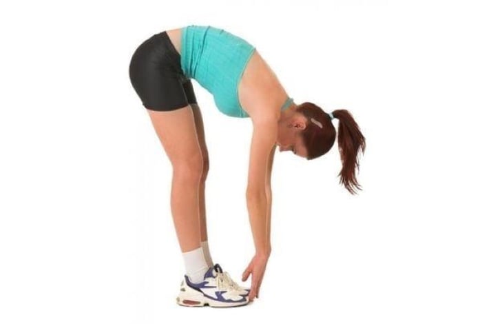 Bài kiểm tra cúi người chạm tay vào chân. (Ảnh minh họa)