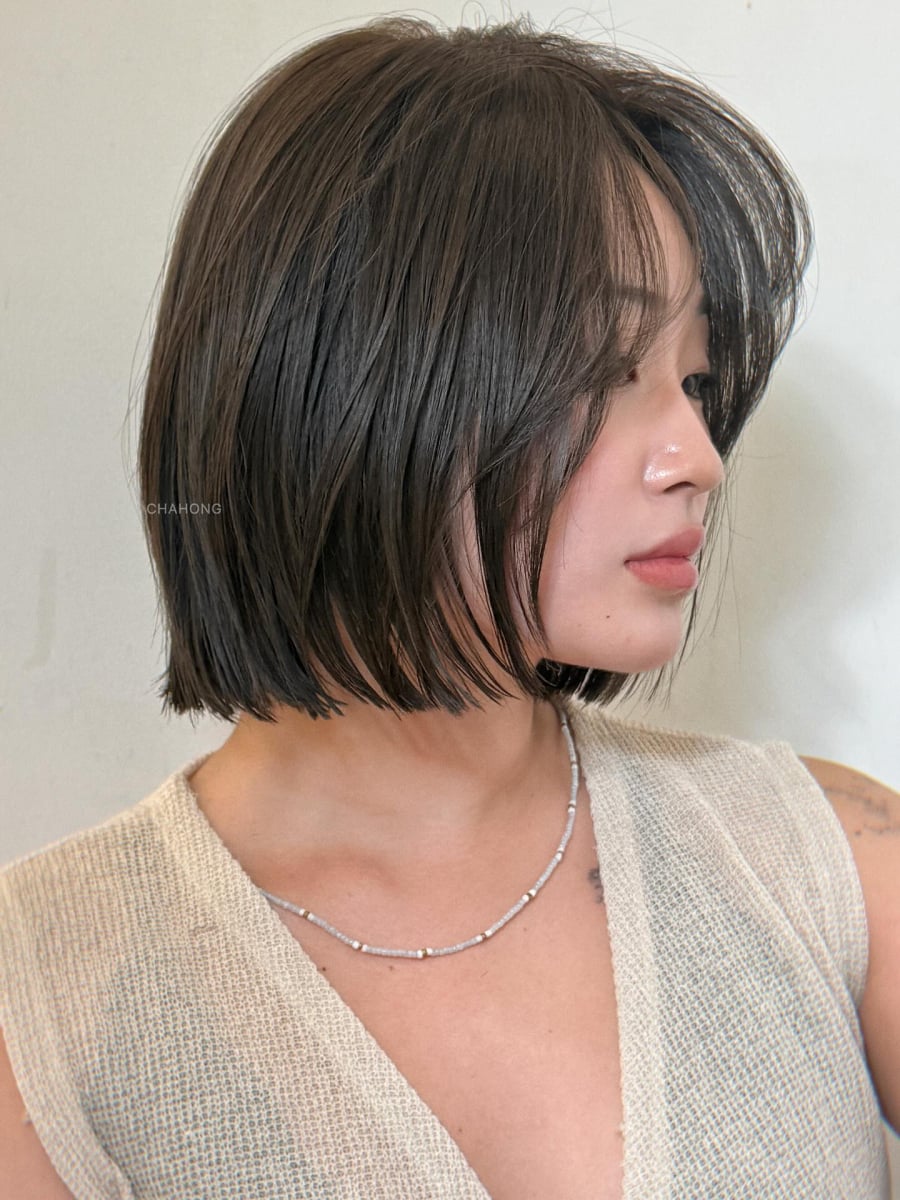 Với độ dài thường ngang cằm hoặc chạm cổ, phần tóc được cắt gọn và giữ thẳng tự nhiên, kiểu tóc này mang đến vẻ ngoài chỉn chu, chuyên nghiệp. 