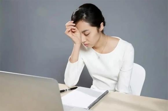 Lượng đường trong máu cao có thể làm thay đổi áp suất thẩm thấu của thủy tinh thể mắt, dẫn đến giảm khả năng điều tiết thị lực và gây nhìn mờ tạm thời.