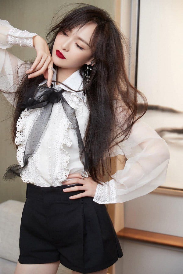 Khác với sơ mi mang tính chuẩn mực, blouse tạo cảm giác nhẹ nhàng và nữ tính hơn nhờ các chi tiết như cổ bèo nhẹ, tay phồng hoặc chất liệu mềm mại.