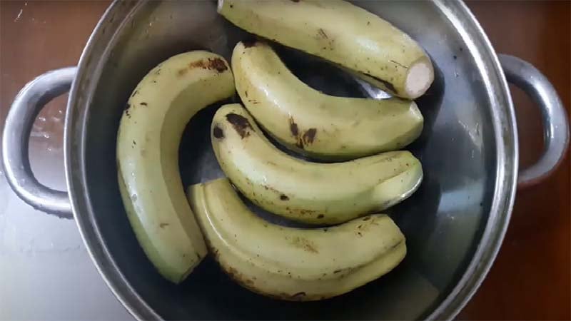 Chuối xanh luộc là thực phẩm có chứa nhiều chất xơ và tinh bột kháng 