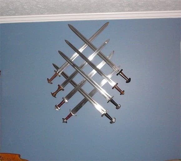 Cửa chính và khu vực tiền sảnh là nơi đón khách, đồng thời cũng là “bộ mặt” của ngôi nhà, vì vậy việc lựa chọn vật trang trí cần được cân nhắc kỹ lưỡng.    