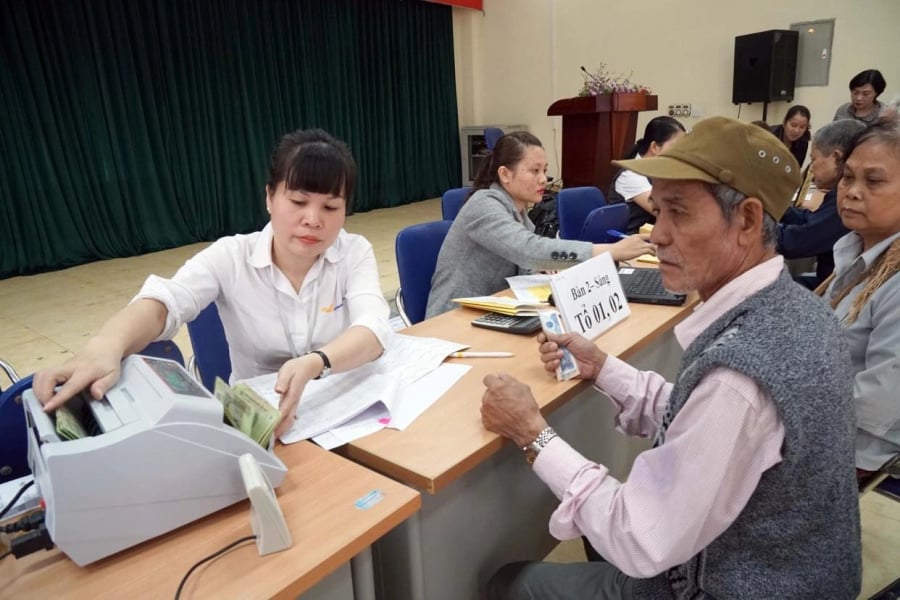 Cán bộ xã, phường, người hoạt động không chuyên trách tại cấp xã, thôn, tổ dân phố    