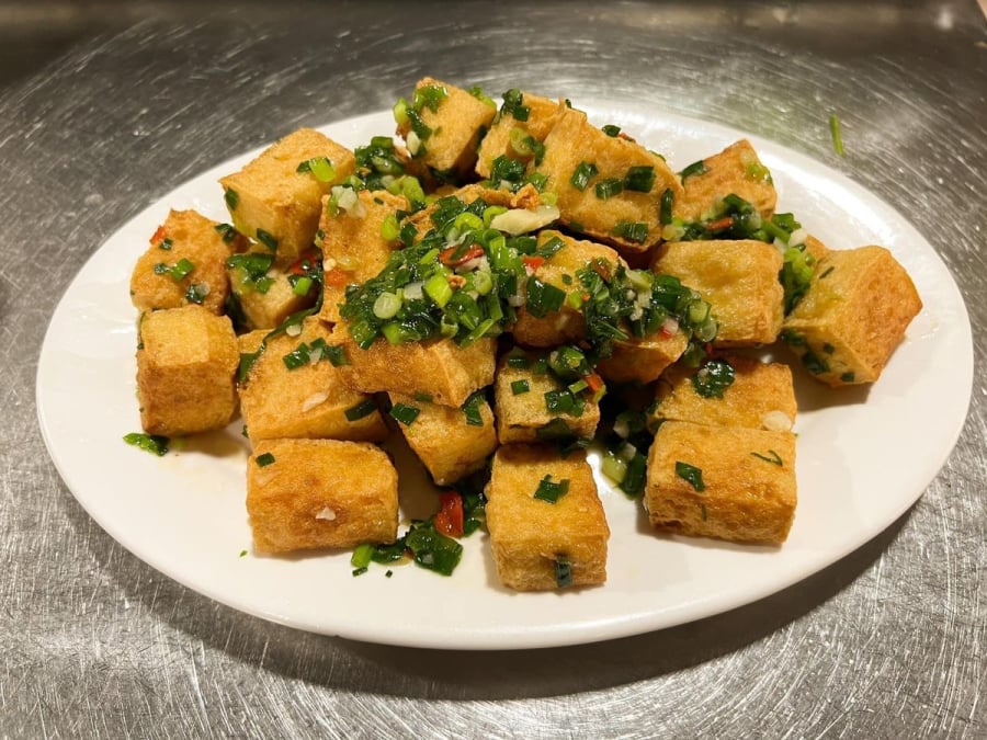 Isoflavone trong đậu phụ có cấu trúc tương tự estrogen, giúp cân bằng nội tiết tố nữ một cách tự nhiên