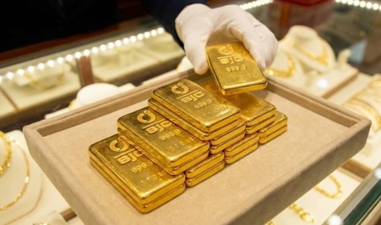 Trong vòng 30 ngày, giá vàng thế giới đã giảm gần 494 USD/ounce, tương ứng khoảng 9,9%. Khoảng cách giữa giá vàng trong nước và thế giới tiếp tục duy trì ở mức cao, vào khoảng 33 triệu đồng/lượng.    