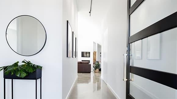 Một điều khác cần tránh là để gương ngay đối diện cửa chính. 