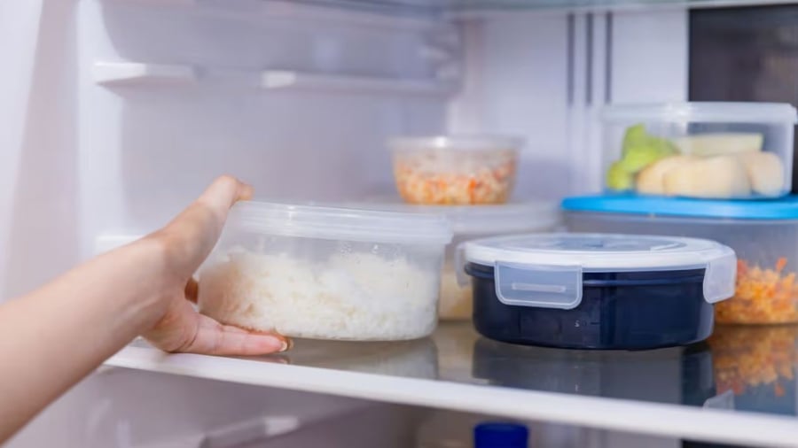 Theo các chuyên gia, nên cho thực phẩm vào tủ lạnh càng sớm càng tốt, ngay cả khi còn nóng, để hạn chế tình trạng vi khuẩn xâm nhập và phát triển.