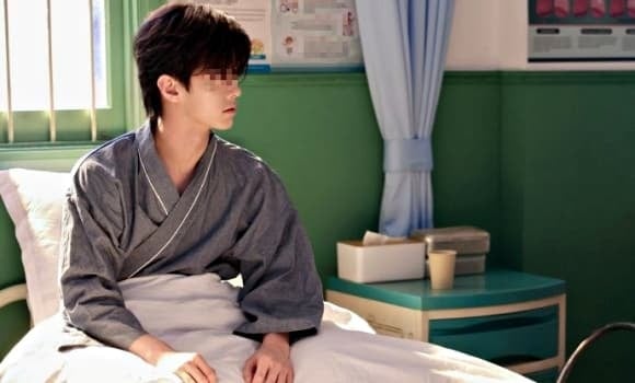 Anh Hầu, 27 tuổi, sống tại Trung Quốc, vừa nhận kết quả chẩn đoán ung thư đại trực tràng ở giai đoạn nặng, với các tế bào ác tính đã di căn tới các hạch bạch huyết.