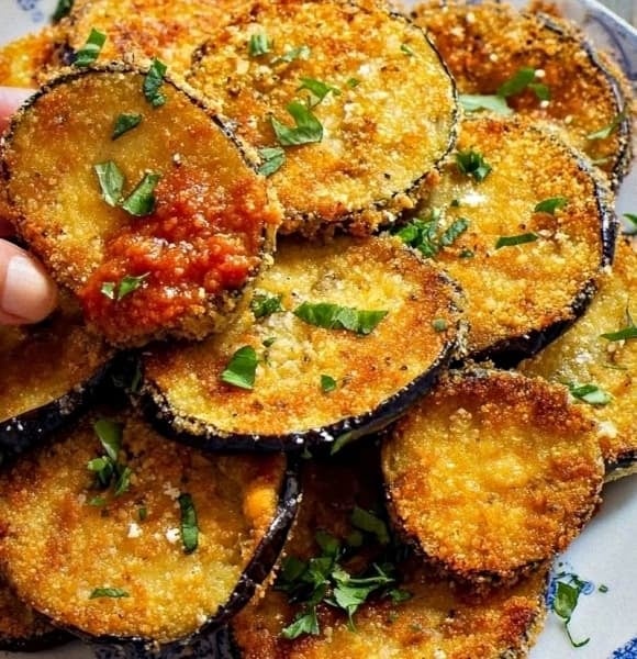 Để tăng cảm giác ngon miệng, nhiều người ăn chay như anh Hầu thường xuyên xào hoặc chiên ngập dầu các loại rau củ, đậu hũ.