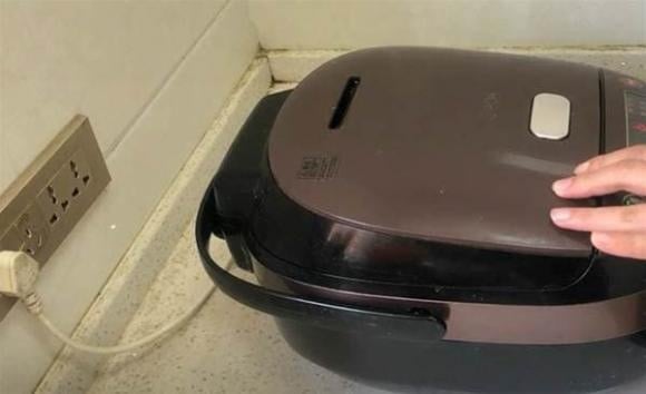 Sau khi cơm chín, nhiều người vẫn để nồi cơm điện cắm điện ở chế độ giữ ấm, nghĩ rằng không sao. 