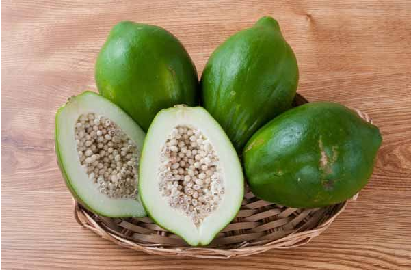 Đu đủ xanh chứa nhiều biotin (vitamin B7) – dưỡng chất quan trọng giúp tăng cường cấu trúc tóc và thúc đẩy quá trình phát triển của nang tóc.