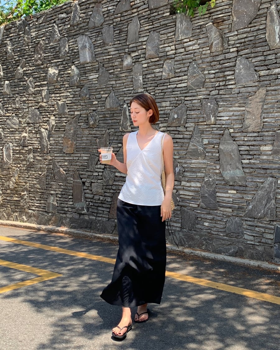 Tùy theo phong cách cá nhân, có thể lựa chọn chân váy dáng xòe, chữ A hoặc dáng suông với các gam màu trung tính như nâu, xám, đen hoặc xanh olive.