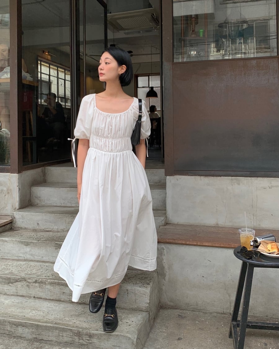 Để tạo điểm nhấn, có thể chú ý đến đường cắt, chất liệu hoặc kết hợp cùng phụ kiện như thắt lưng nhỏ, túi xách da hay giày cao gót.