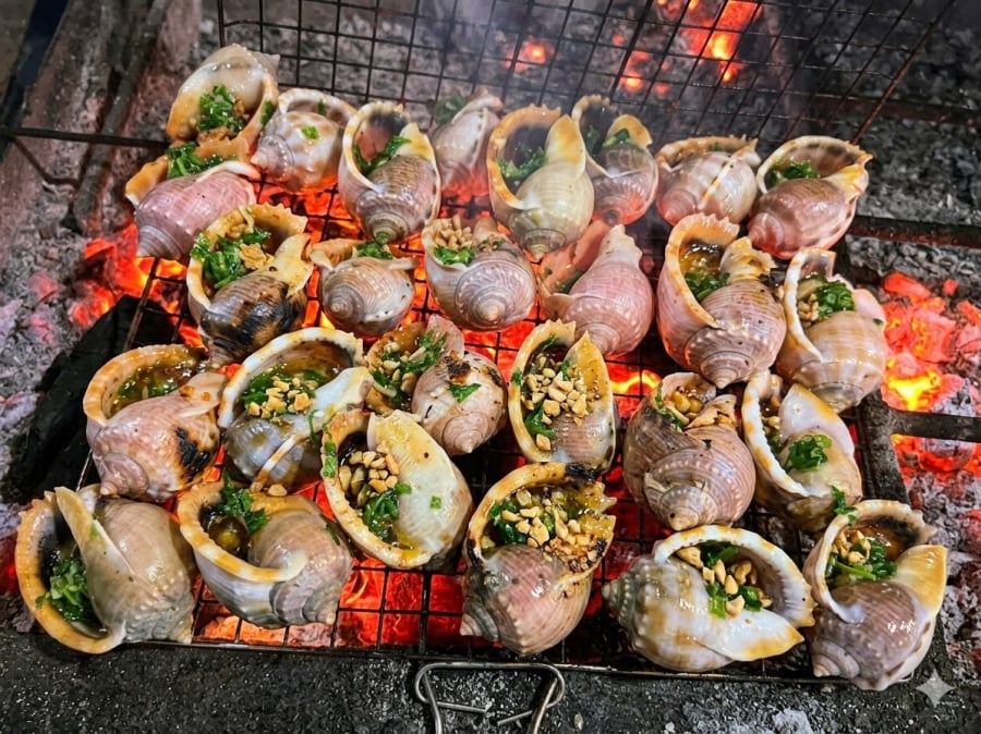 Ốc tỏi nướng mỡ hành – món ăn được nhiều du khách lựa chọn khi khám phá ẩm thực miền biển.