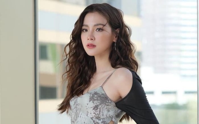 Kiểu tóc này được uốn từ sát chân tóc với các lọn xoăn nhỏ và dày, tạo độ phồng ấn tượng và mang lại vẻ ngoài phóng khoáng. 