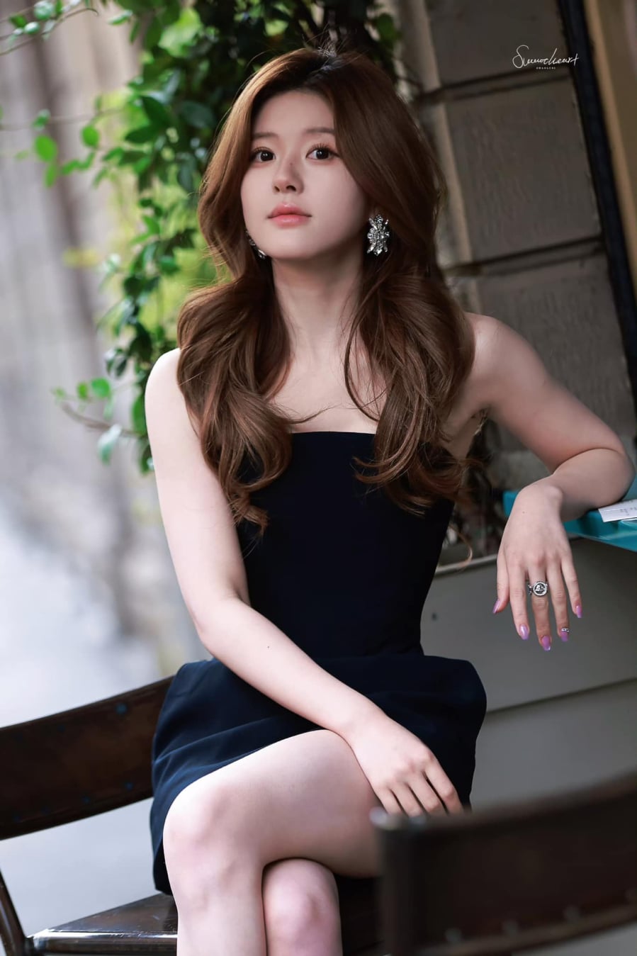  Đây là lựa chọn phù hợp với những mái tóc khô hoặc dễ xơ rối, bởi các đường sóng giúp che đi phần đuôi tóc thiếu sức sống