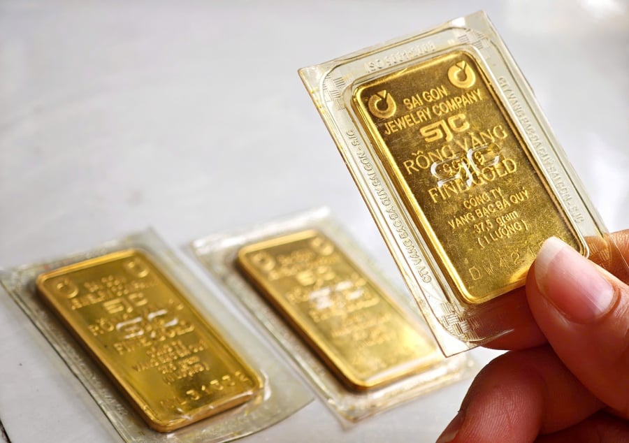 Cùng xu hướng, Phú Quý giảm 5 triệu đồng/lượng, đưa giá vàng nhẫn về quanh 163 – 166 triệu đồng/lượng. Bảo Tín Minh Châu cũng hạ 5,6 triệu đồng/lượng, với mặt bằng giá phổ biến dao động trong khoảng 163 – 166 triệu đồng/lượng.    