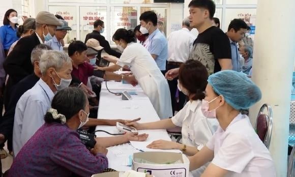 Theo dự thảo, từ năm 2026, người cao tuổi, người khuyết tật, hộ nghèo hoặc cận nghèo, người có công, người mắc bệnh mạn tính, cũng như dân cư sống tại vùng dân tộc thiểu số, miền núi, xã đảo và đặc khu sẽ được khám sức khỏe định kỳ hoặc sàng lọc miễn phí ít nhất mỗi năm một lần.