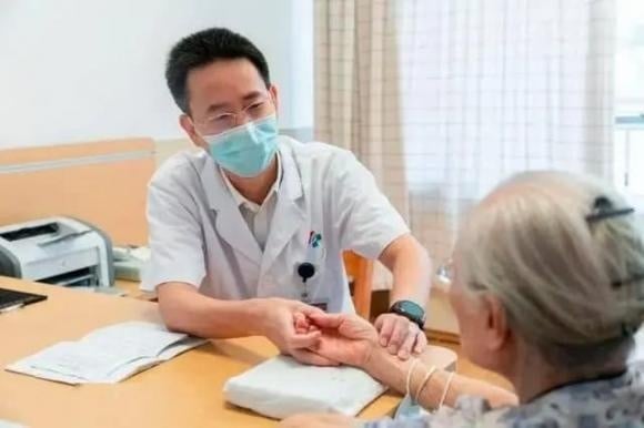 Vào một ngày làm việc bận rộn, bà Ly đang chuẩn bị bữa tối trong bếp thì bỗng cảm thấy bàn tay phải bị tê cứng.