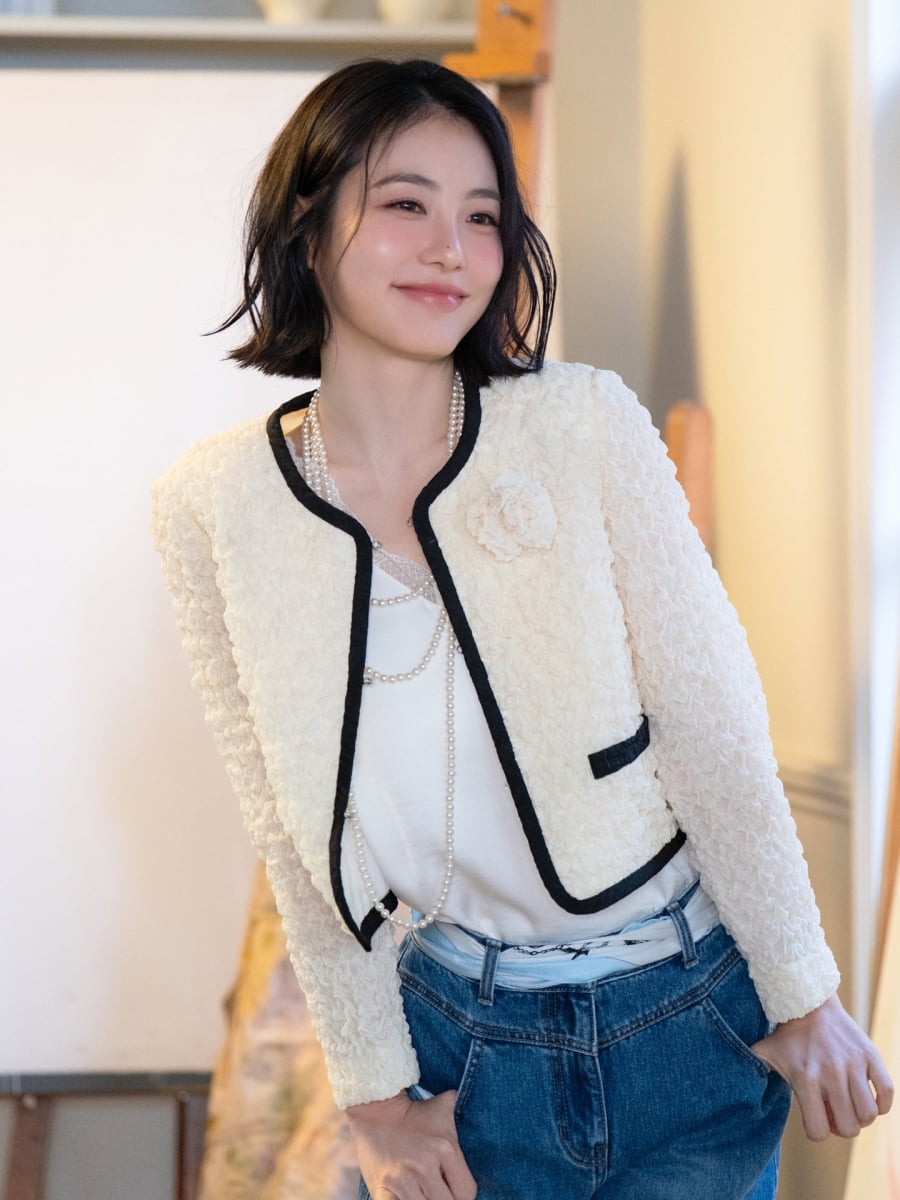 Kiểu tóc này đặc biệt phù hợp với phong cách thanh lịch, không quá cầu kỳ nhưng vẫn đủ tạo điểm nhấn.