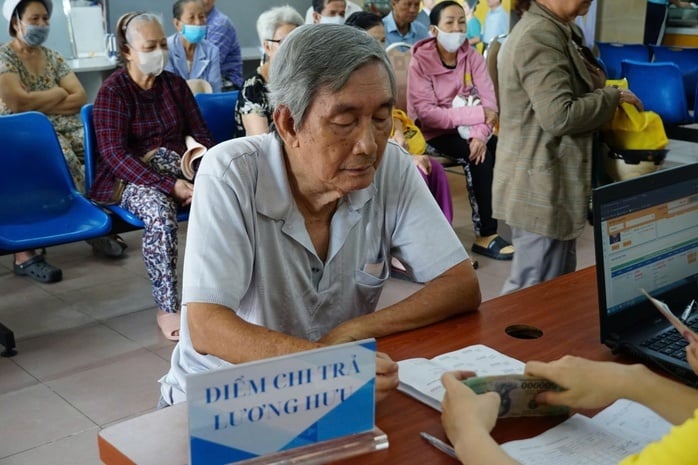 Một bạn đọc giấu tên đề xuất: “Nên tăng lương hưu 8%, đồng thời bù thêm một khoản cho những người nghỉ hưu trước 1995, bởi trước năm 1995 chưa có cơ quan BHXH.”