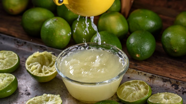 5 người không nên uống nước chanh muối