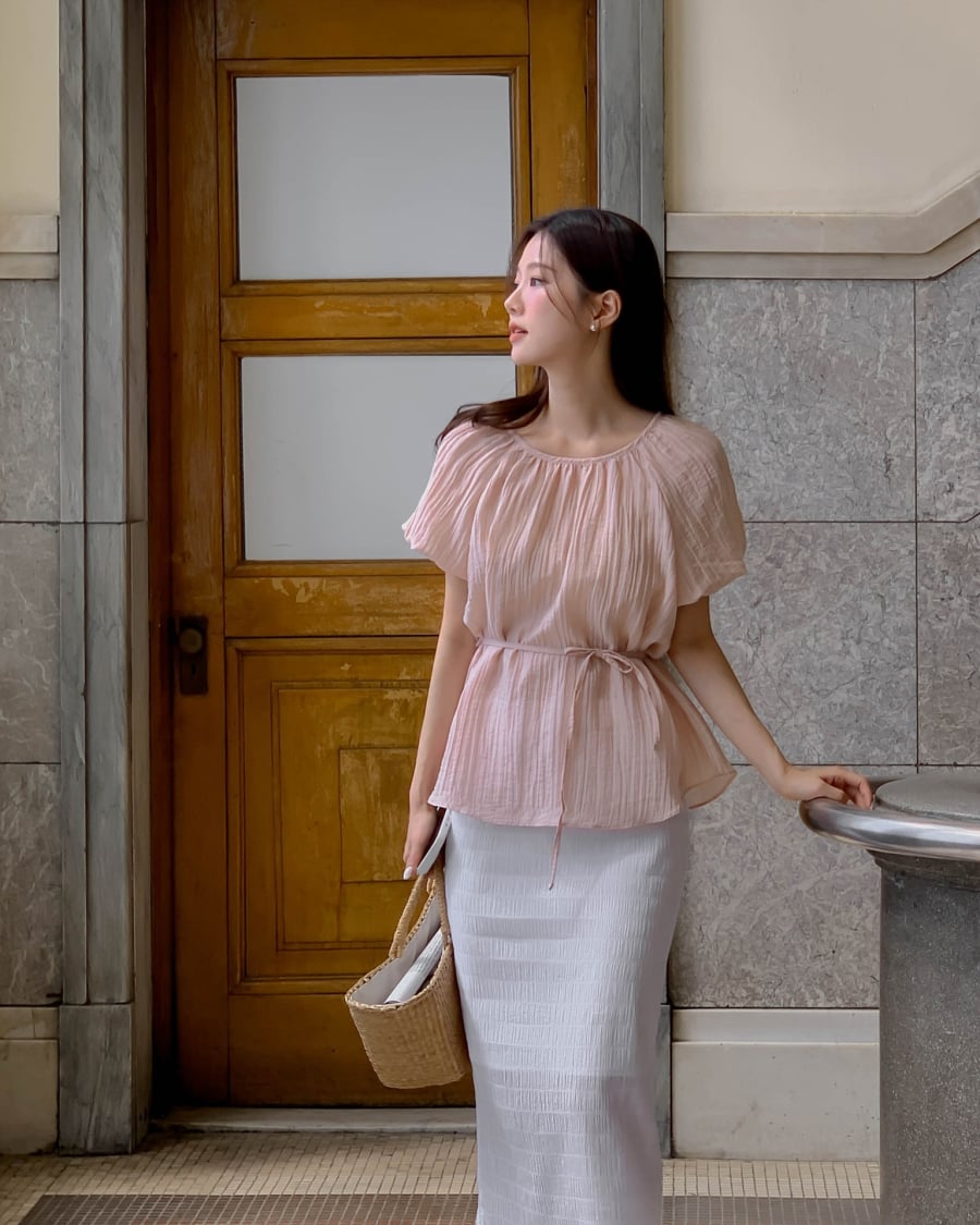 Phần tay áo được thiết kế phồng vừa phải giúp cân đối tỷ lệ cơ thể, đồng thời tạo cảm giác thanh thoát cho phần vai.