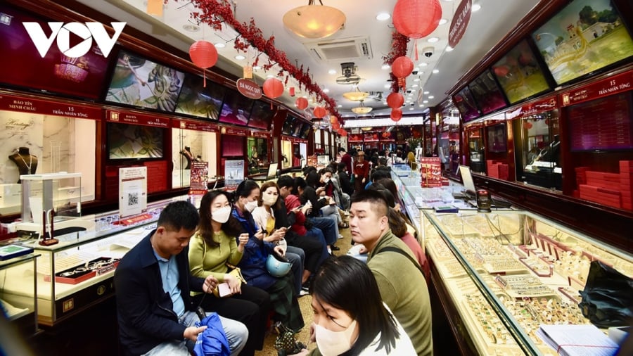 Đối với vàng nhẫn, SJC niêm yết ở mức 171,5 – 174,5 triệu đồng/lượng, trong khi DOJI giao dịch ở mức thấp hơn, khoảng 167,2 – 170,2 triệu đồng/lượng (mua – bán).    