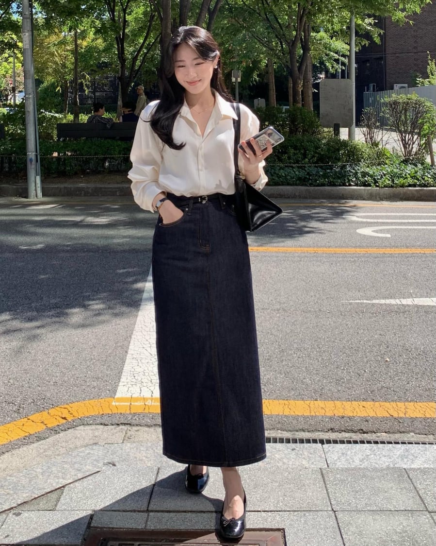 Nếu kết hợp với chân váy midi xếp ly hoặc váy hoa nhí, tổng thể lại chuyển sang phong cách dịu dàng và mềm mại hơn.