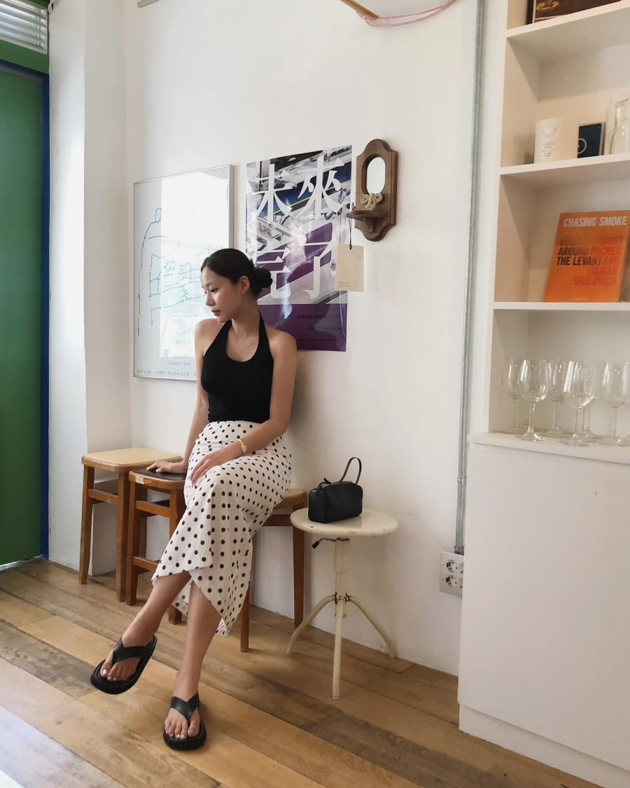 Khi đi cùng chân váy dài chất liệu nhẹ như linen hoặc cotton, dép lê mang lại vẻ ngoài thư giãn, rất phù hợp cho những chuyến đi dạo phố hoặc du lịch biển.