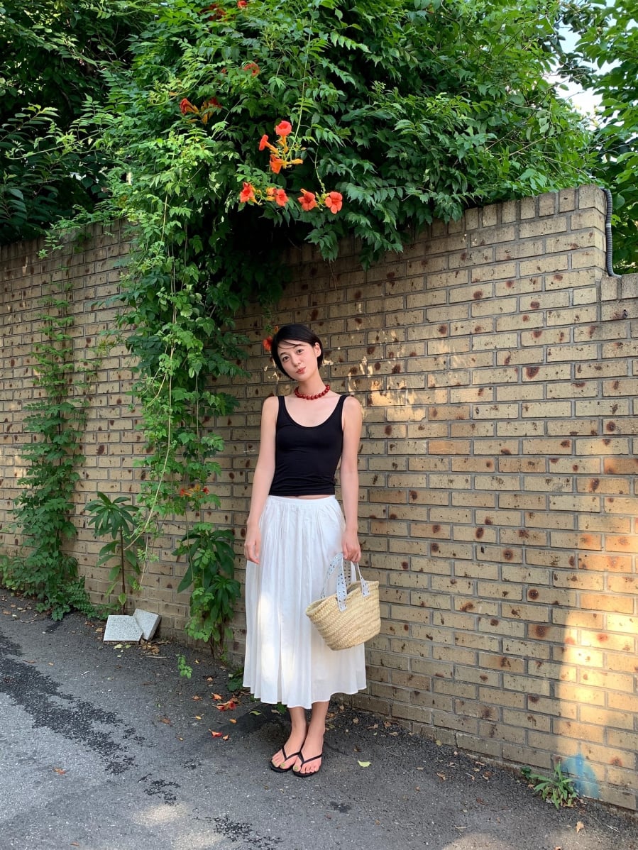  Áo hai dây là món đồ đặc trưng của mùa hè nhờ thiết kế mát mẻ và khả năng tôn lên nét mềm mại.