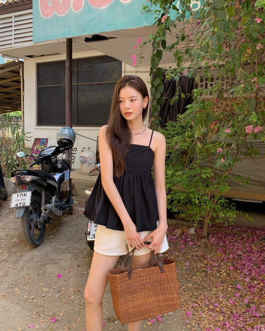 Một chiếc áo thun đơn giản đi cùng short denim là lựa chọn an toàn nhưng vẫn hiệu quả trong việc tạo nên vẻ ngoài gọn gàng.