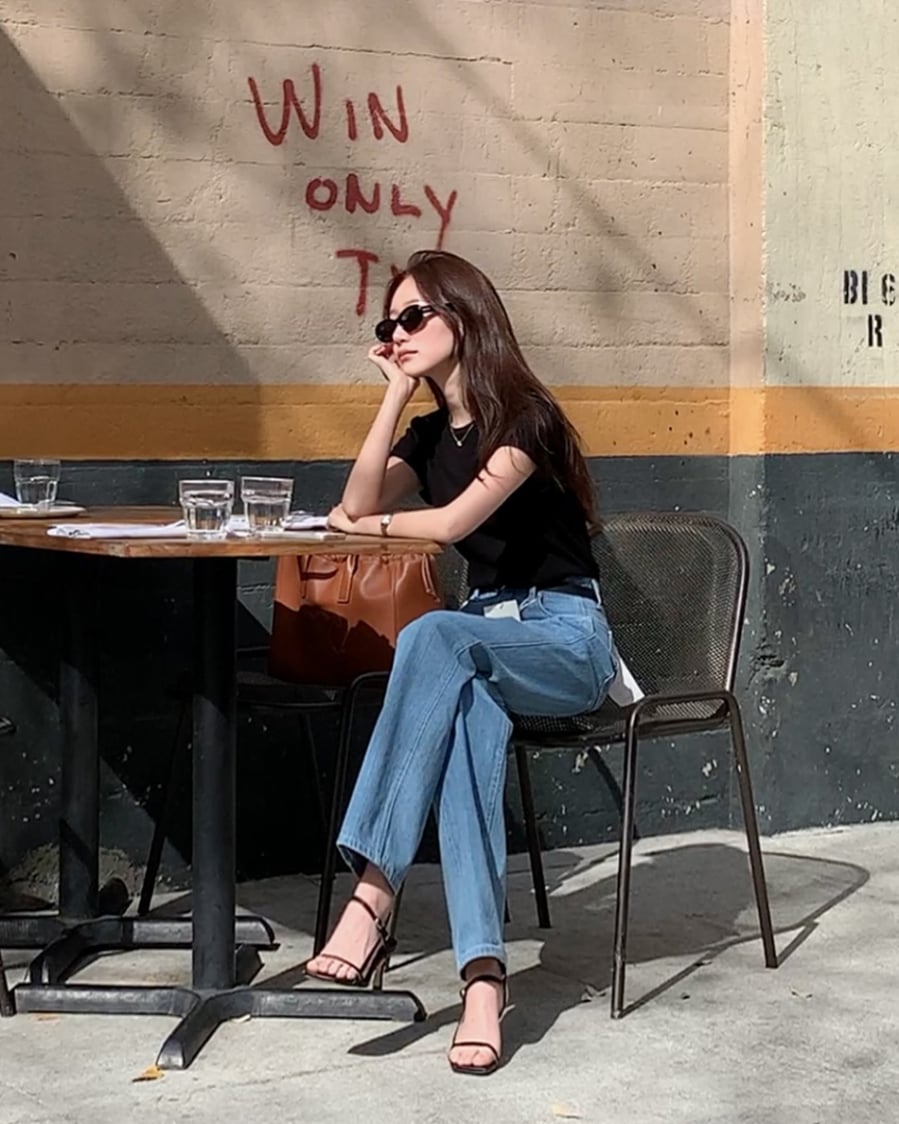 Áo thun và quần jeans là lựa chọn cơ bản nhưng luôn hiệu quả trong việc xây dựng phong cách tối giản.