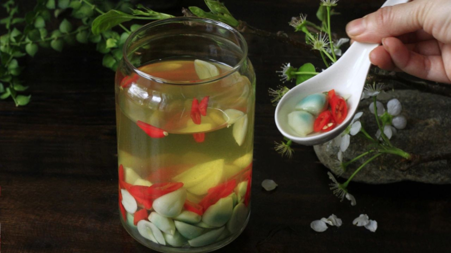 Tỏi ngâm giấm bị xanh là hiện tượng bình thường.