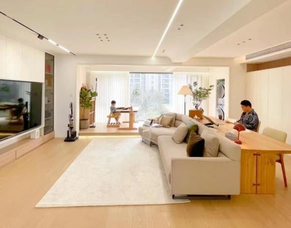 Nghe có vẻ lạ vì phòng khách ngang rộng, sáng và sang trọng.